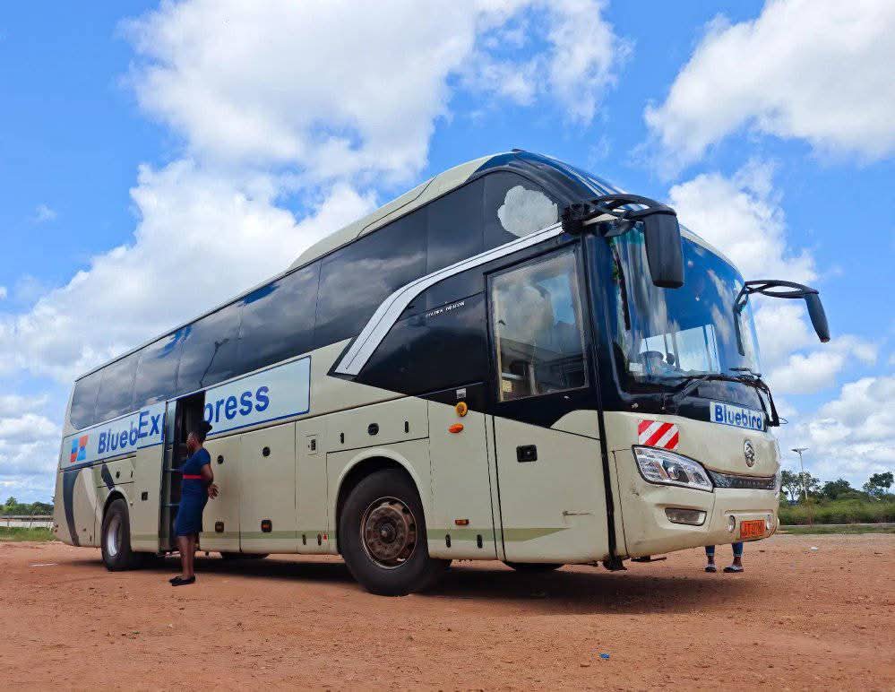 Autocar Bluebird Express à l'arrêt